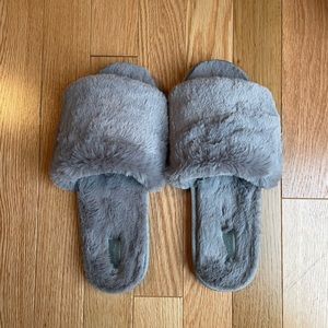SKIMS faux fur slippers size 39
